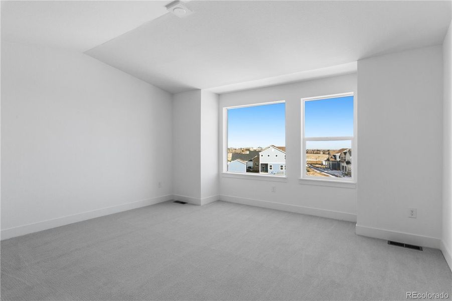 Spacious, unfurnished interior of a new home in Dillon Pointe - Skyview, Broomfield (Image 10).