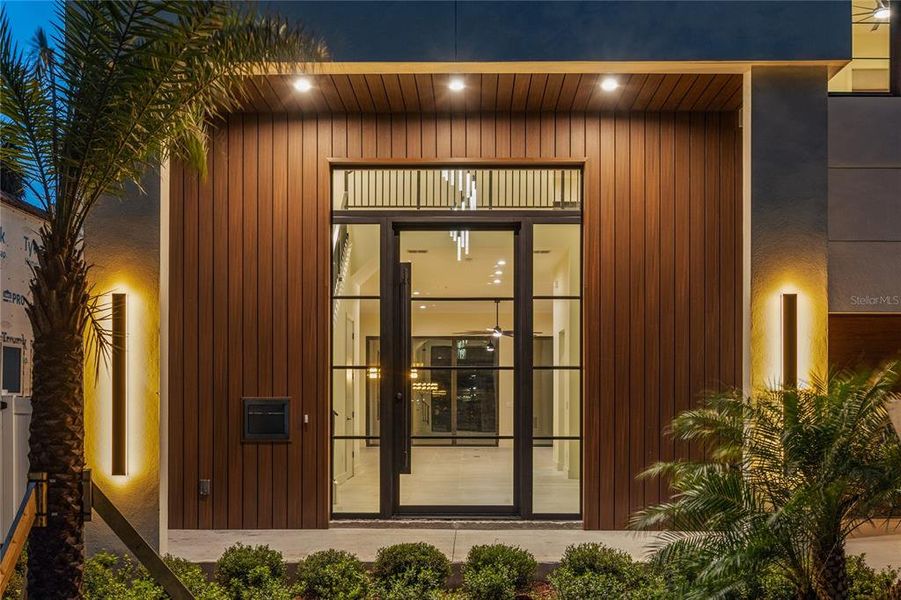 Exterior details and patio area of a home in , Orlando (Image 37).