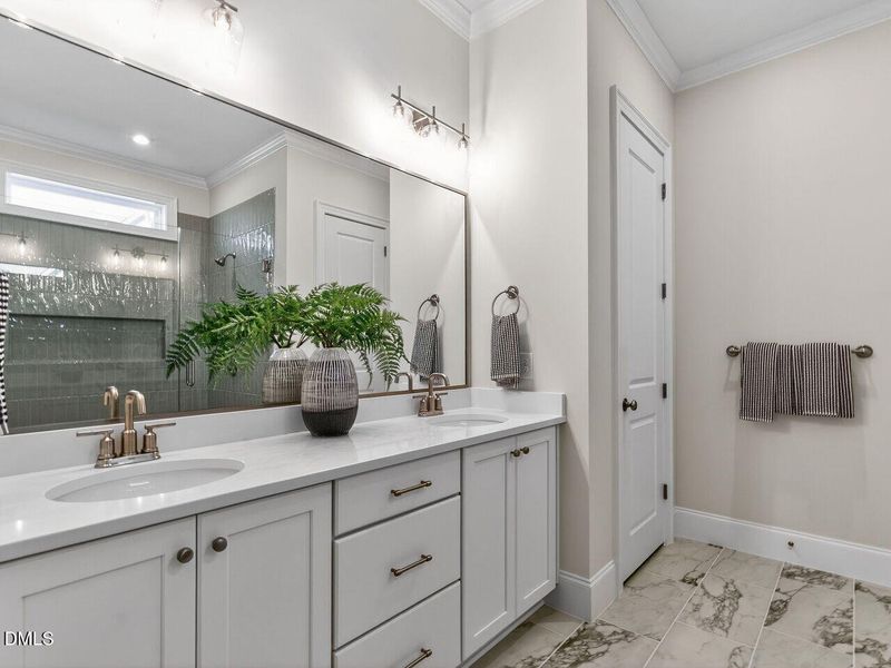 033-1280x960-primary-bath