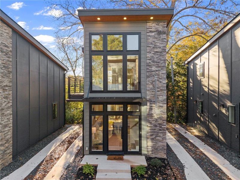 Exterior details and patio area of a home in Villa Nova, Gainesville (Image 3).