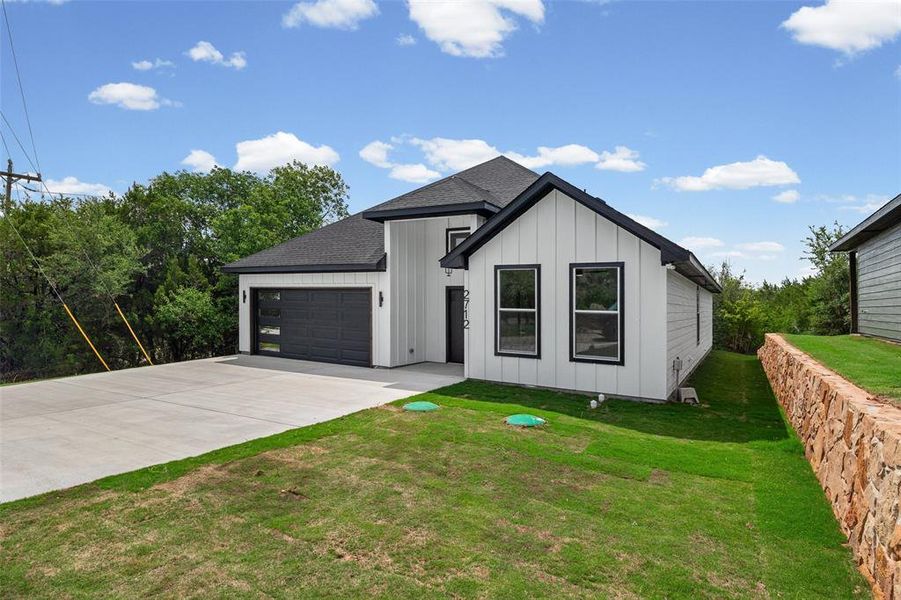 Front exterior of a new home in , Granbury, TX, highlighting curb appeal (Image 25). Front exterior of a new home in , Granbury, TX, highlighting curb appeal (Image 25).
