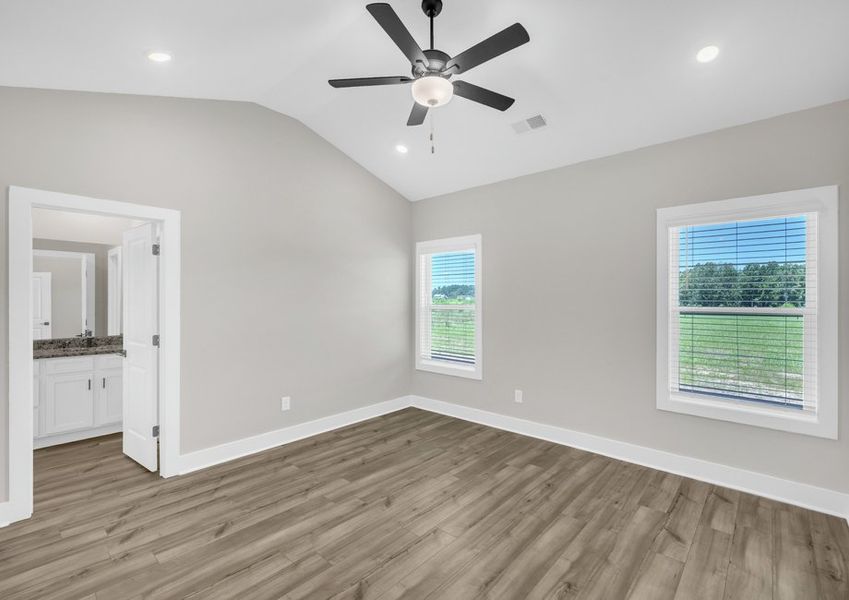 The master bedroom has an en-suite bathroom. The master bedroom has an en-suite bathroom.