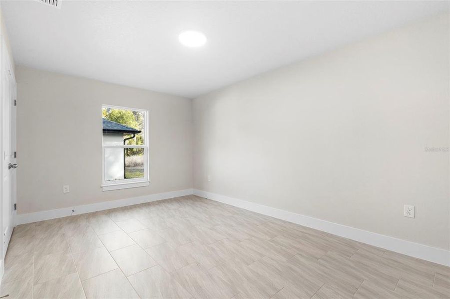Spacious, unfurnished interior of a new home in , Deland (Image 30).