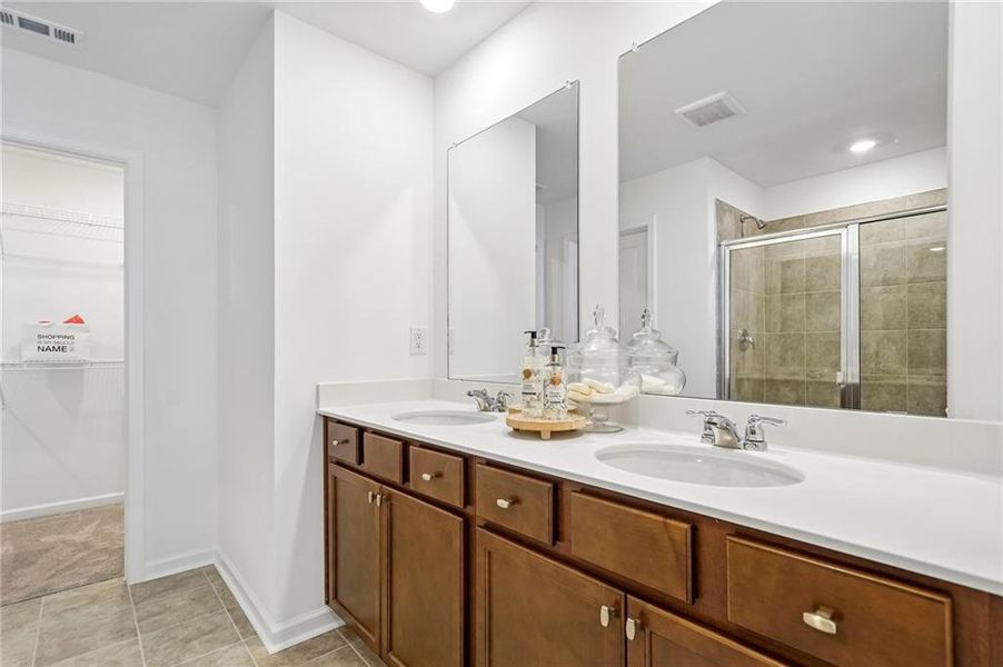 Furnished interior view inside a new home in Rosewood Farm, Lawrenceville (Image 10).