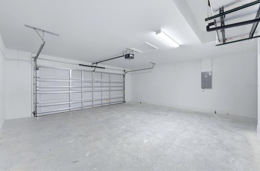 Spacious, unfurnished interior of a new home in , Englewood (Image 19).