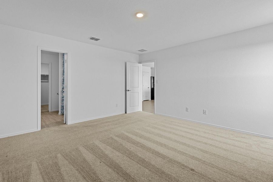 Spacious, unfurnished interior of a new home in Schriber Ranch, Mustang Ridge (Image 23).