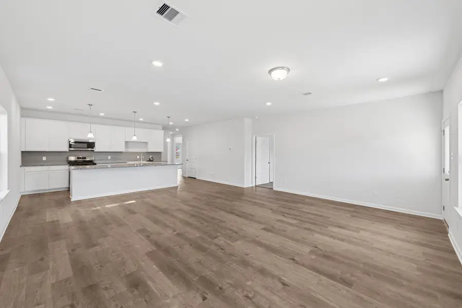Spacious, unfurnished interior of a new home in Sierra Vista, Rosharon (Image 13).