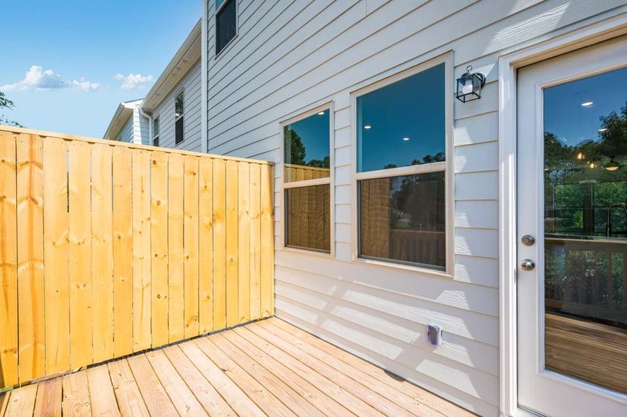 Exterior details and patio area of a home in Hampton Trace, Marietta (Image 1).