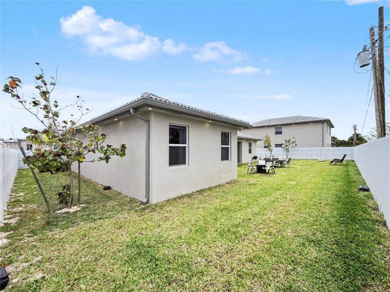 Exterior details and patio area of a home in , Miami (Image 26).