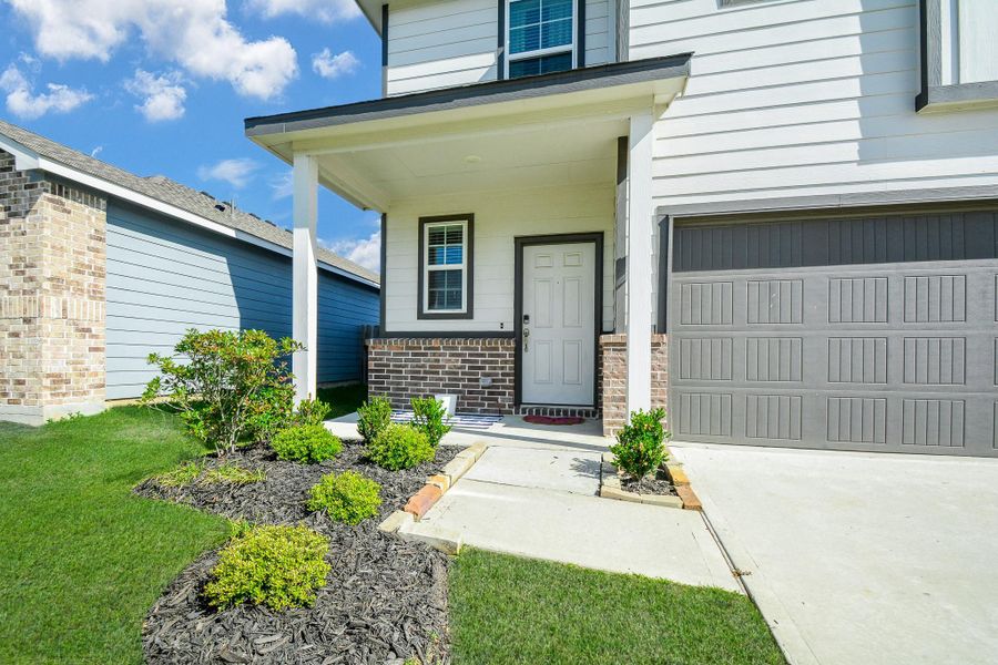 Exterior details and patio area of a home in Granger Pines, Conroe (Image 4).