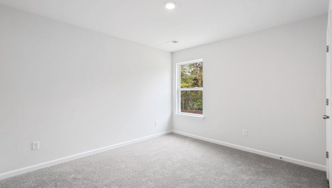 Spacious, unfurnished interior of a new home in Hawk Ridge, Anderson (Image 16).