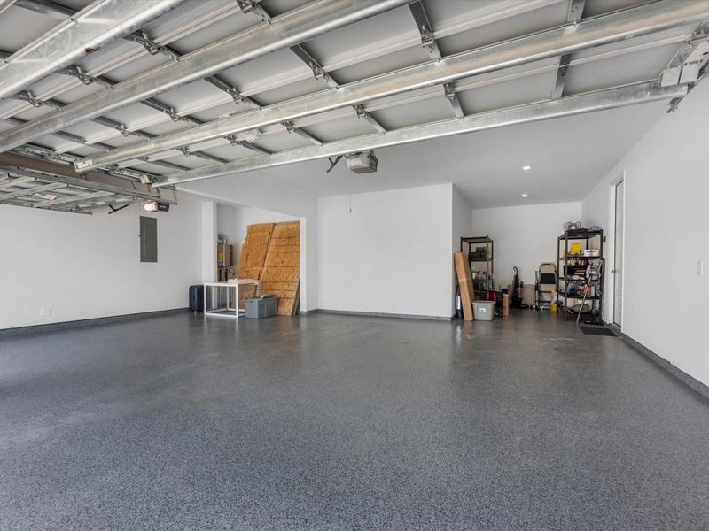 Spacious, unfurnished interior of a new home in Valencia, Manvel (Image 40).