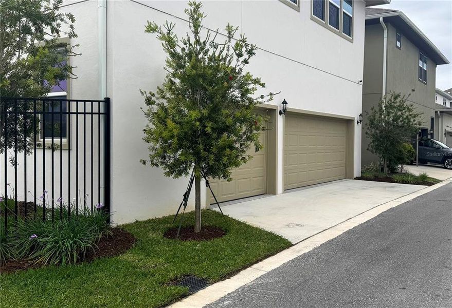 Exterior details and patio area of a home in Laureate Park, Orlando (Image 27).