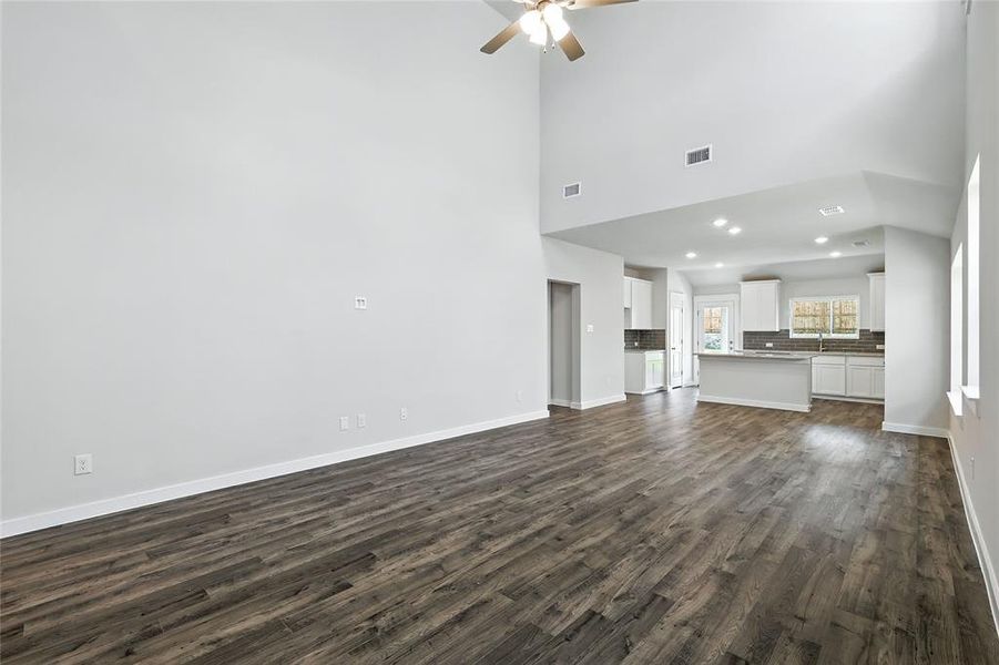 Spacious, unfurnished interior of a new home in Simpson Crossing, McKinney (Image 30).