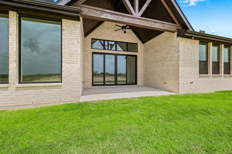 Exterior details and patio area of a home in Bella Crossing, Fort Worth (Image 26).