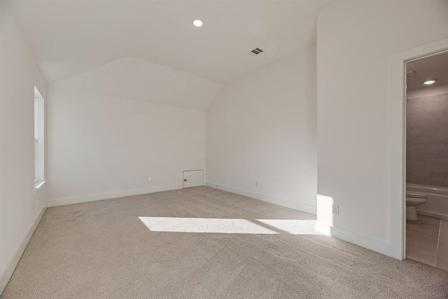 Spacious, unfurnished interior of a new home in Tavolo Park, Fort Worth (Image 35). Spacious, unfurnished interior of a new home in Tavolo Park, Fort Worth (Image 35).