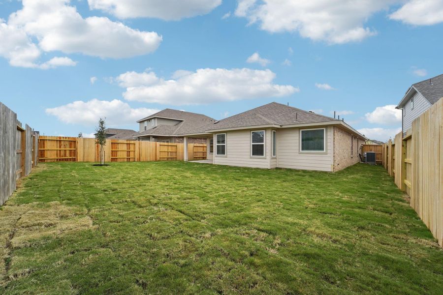 Exterior details and patio area of a home in Southwinds, Baytown (Image 24).