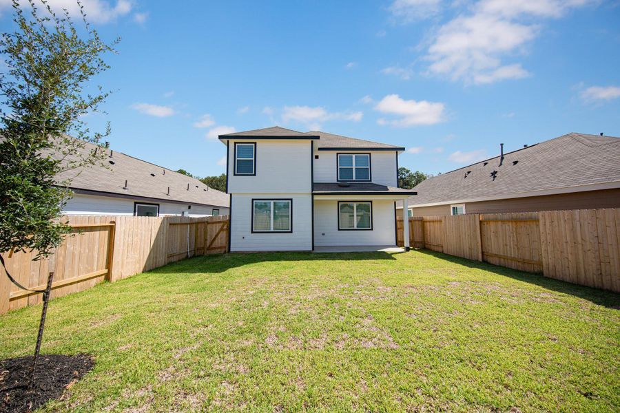 Exterior details and patio area of a home in Mackenzie Creek, Conroe (Image 3).