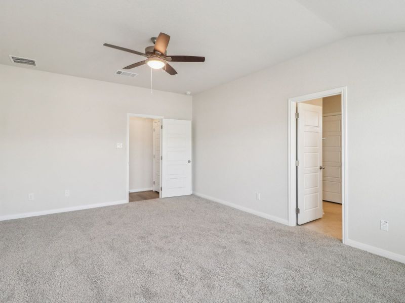 Spacious, unfurnished interior of a new home in Sagebrooke - Premier Series, San Antonio (Image 18).