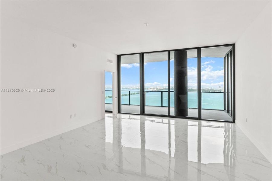 Spacious, unfurnished interior of a new home in Aria Reserve, Miami (Image 16).