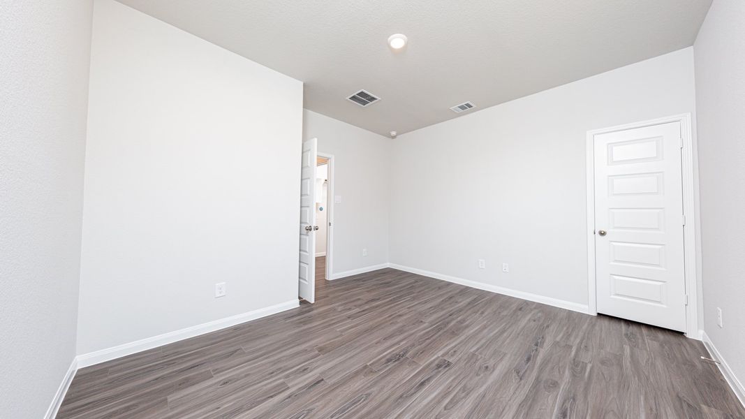 Representative unfurnished interior of a home built from the The Lakewood by Legend Homes in Cinco Lakes, San Antonio (Image 22).