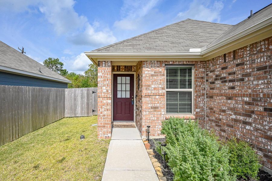 Exterior details and patio area of a home in Mustang Crossing, Alvin (Image 23).