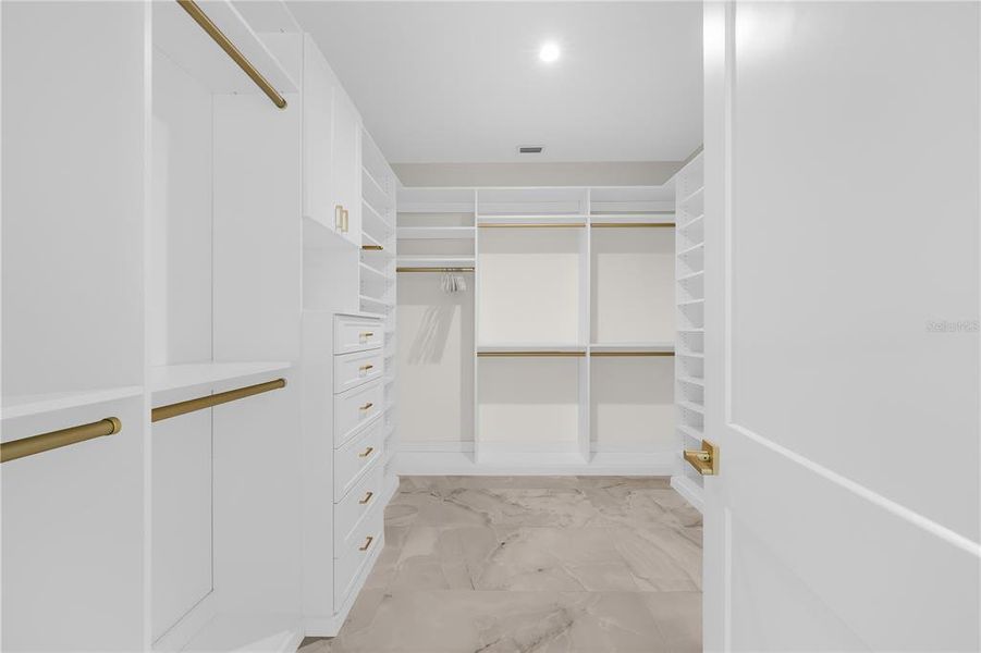 Spacious, unfurnished interior of a new home in , Sarasota (Image 22).