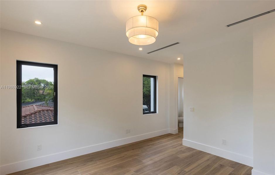Spacious, unfurnished interior of a new home in , Coral Gables (Image 15).