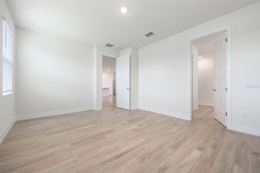 Spacious, unfurnished interior of a new home in Lakes of Mount Dora, Mount Dora (Image 22).