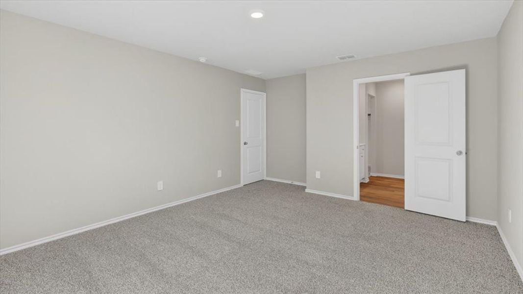 Spacious, unfurnished interior of a new home in Hickory Grove, Denton (Image 12).