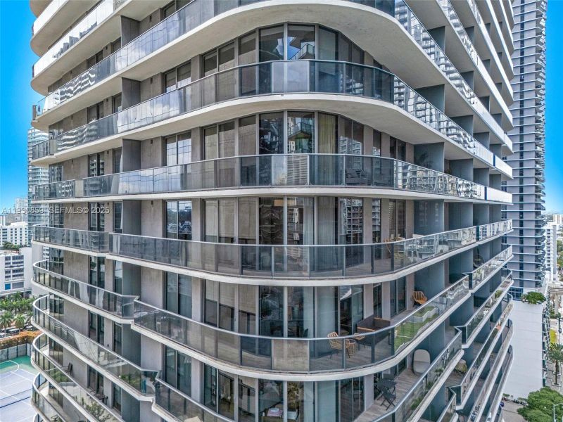 Condo located in Miami, FL showcasing its design and architecture (Image 3). Condo located in Miami, FL showcasing its design and architecture (Image 3).