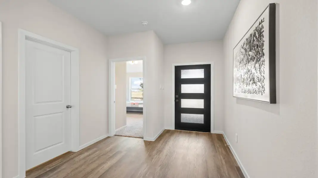 Spacious, unfurnished interior of a new home in Sunterra Lakes, Brookshire (Image 20).