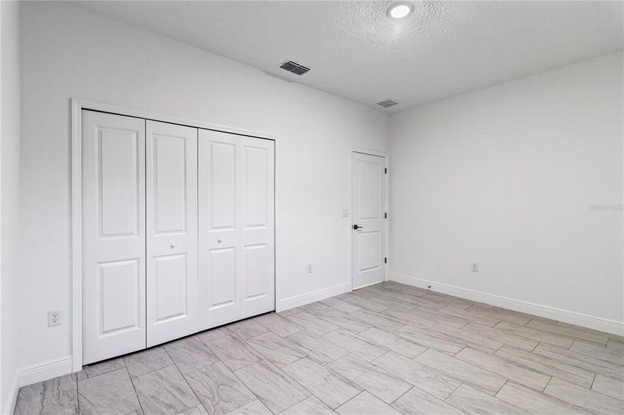 Spacious, unfurnished interior of a new home in , Citrus Springs (Image 16).