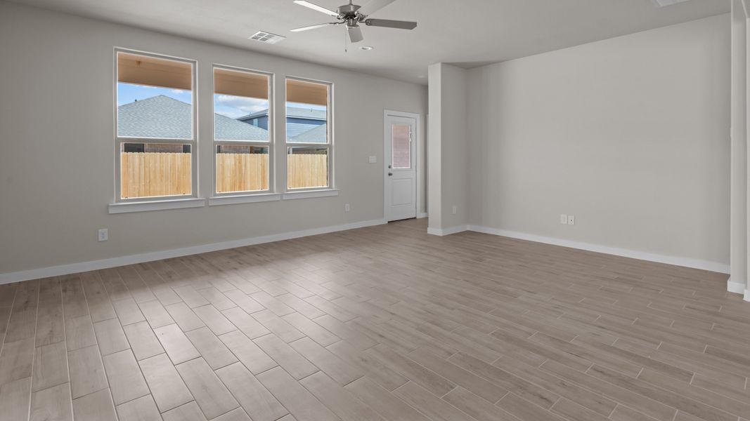 Spacious, unfurnished interior of a new home in Northwest Passage, Midland (Image 9).