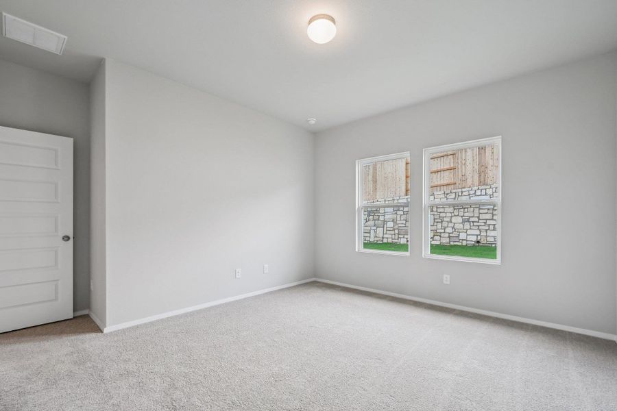 Spacious, unfurnished interior of a new home in Cloverleaf, Austin (Image 18).