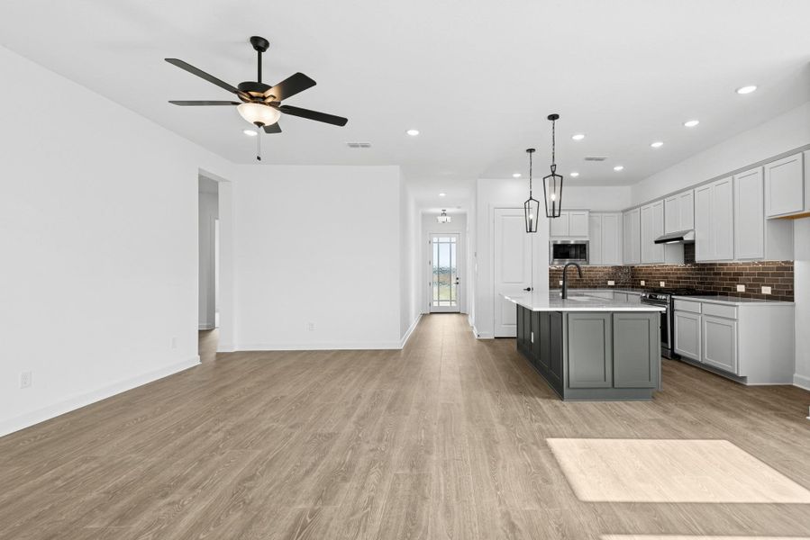 Spacious, unfurnished interior of a new home in Riceland - Enclave Row Collection, Mont Belvieu (Image 35).