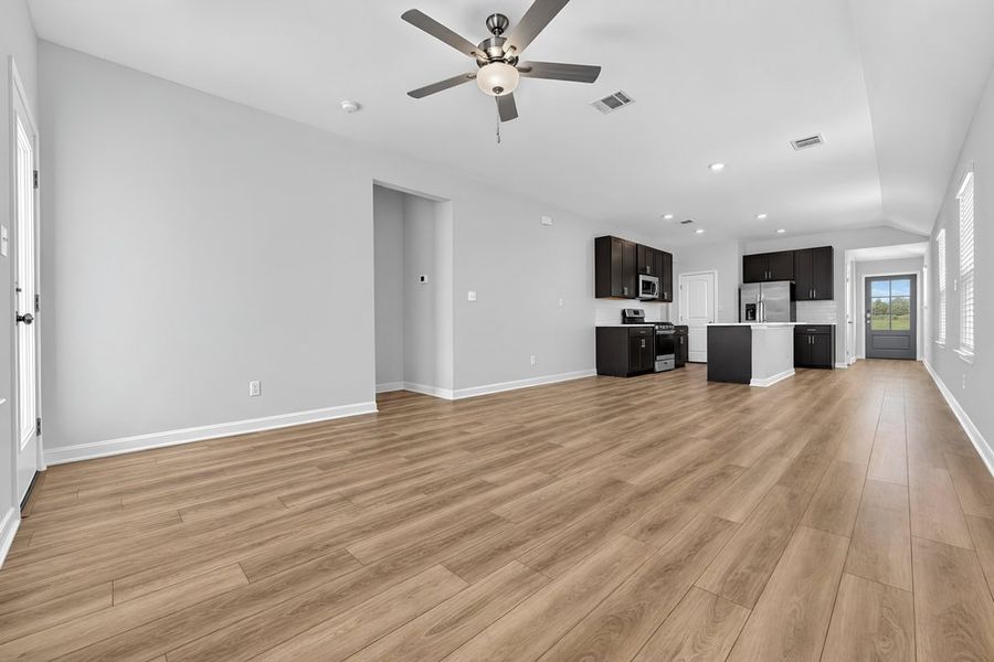 Spacious, unfurnished interior of a new home in Sunfield, Buda (Image 13).
