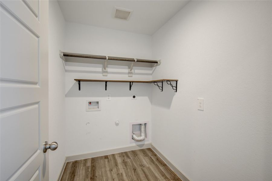 Spacious, unfurnished interior of a new home in , Rosharon (Image 28).