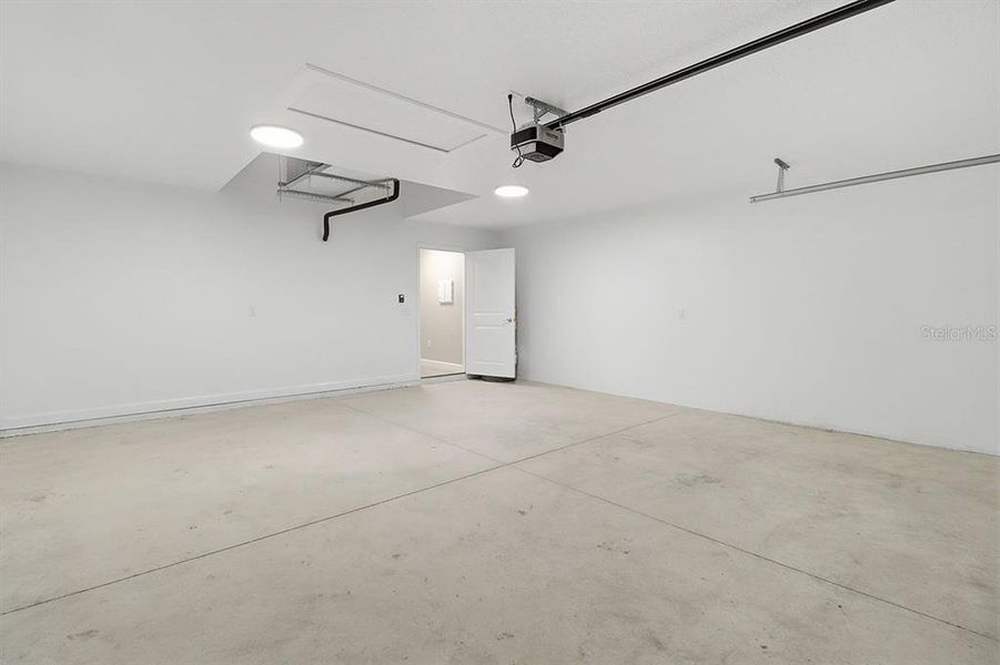 Spacious, unfurnished interior of a new home in , Citrus Springs (Image 30).
