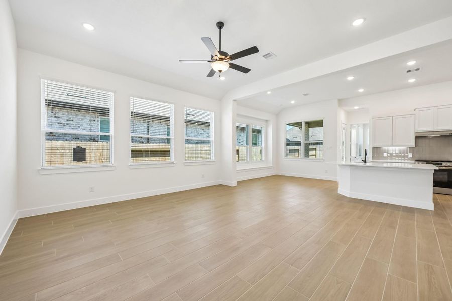 Spacious, unfurnished interior of a new home in Wood Leaf Reserve, Tomball (Image 14). Spacious, unfurnished interior of a new home in Wood Leaf Reserve, Tomball (Image 14).