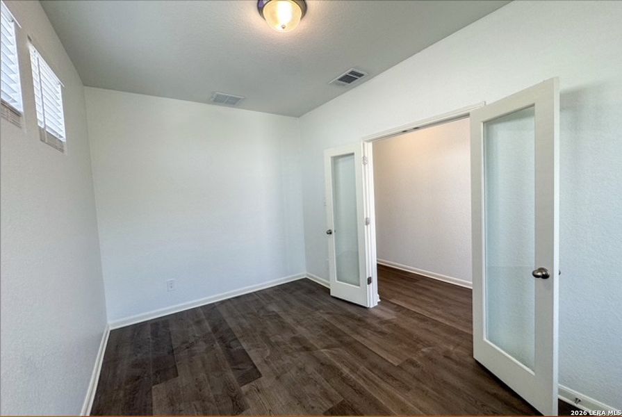 Spacious, unfurnished interior of a new home in Thomas Pond, San Antonio (Image 18).