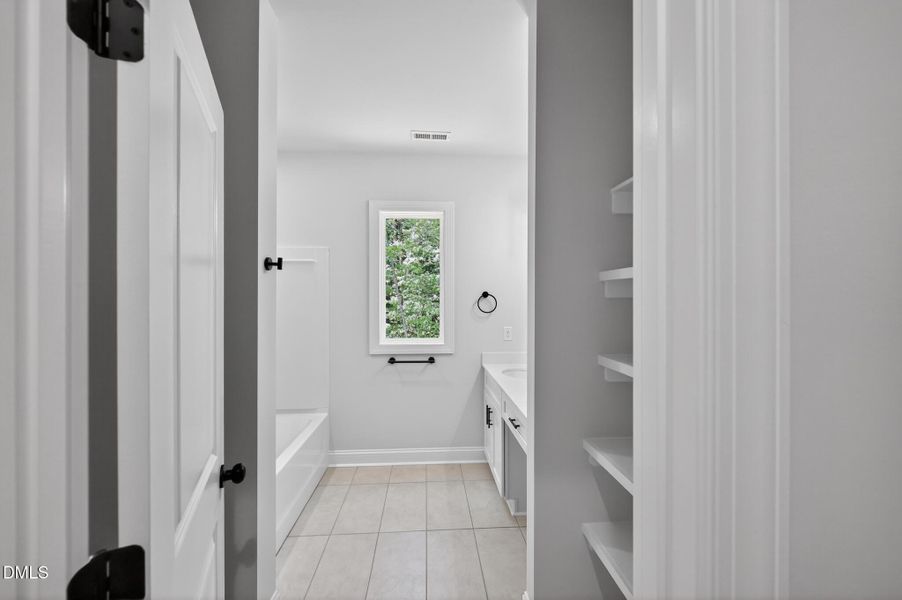 24_244_Sequoia_Dr-Bathroom-7824