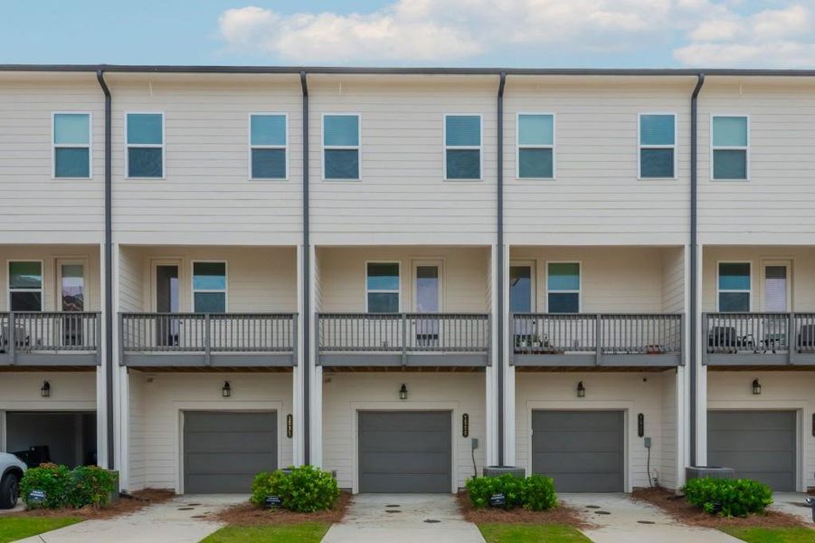 Condo located in Atlanta, GA showcasing its design and architecture (Image 3).