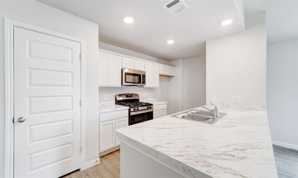 Furnished interior view inside a new home in , Lufkin (Image 4).
