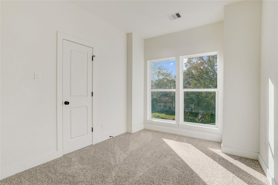 Spacious, unfurnished interior of a new home in , Houston (Image 14).