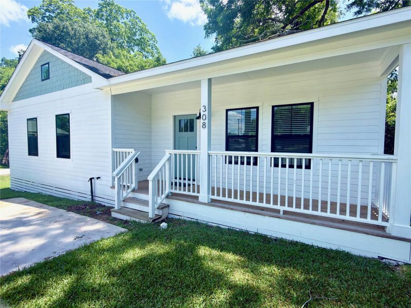 Exterior details and patio area of a home in , Brenham (Image 11).