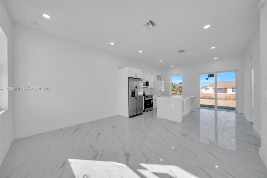 Spacious, unfurnished interior of a new home in , Lehigh Acres (Image 17).