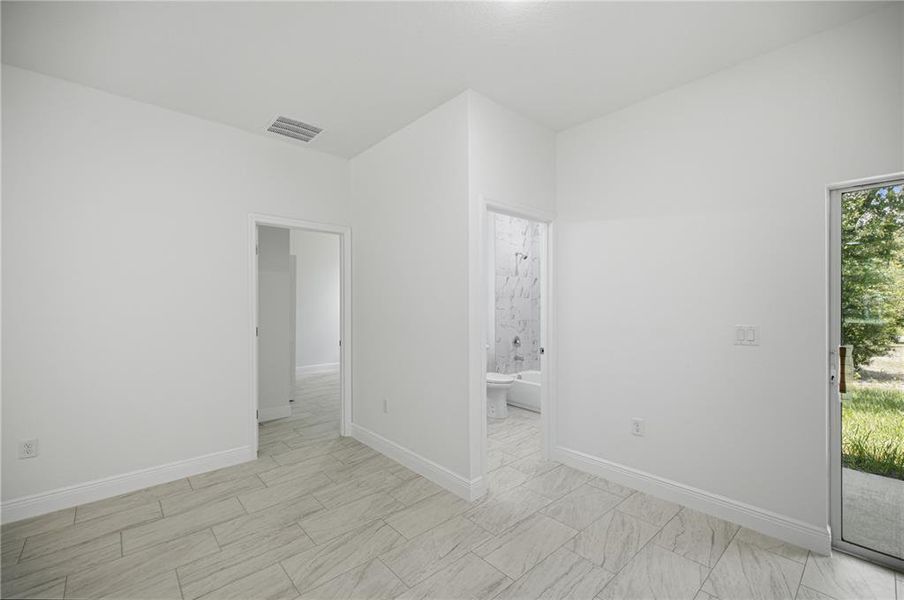 Spacious, unfurnished interior of a new home in , Citrus Springs (Image 23).