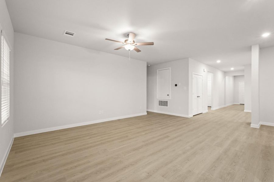 Spacious, unfurnished interior of a new home in Lakes at Crockett Martin, Conroe (Image 20).