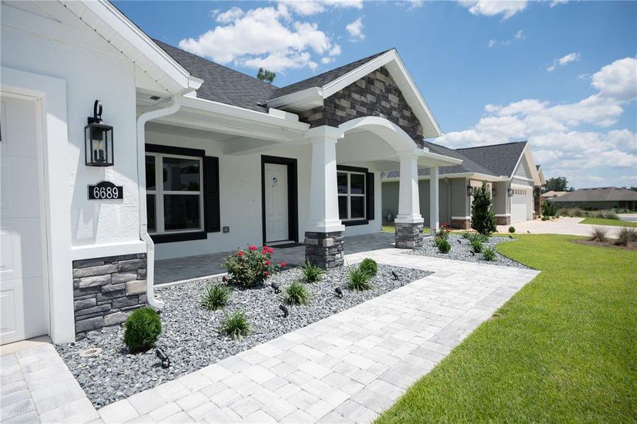 Exterior details and patio area of a home in , Dunnellon (Image 19).